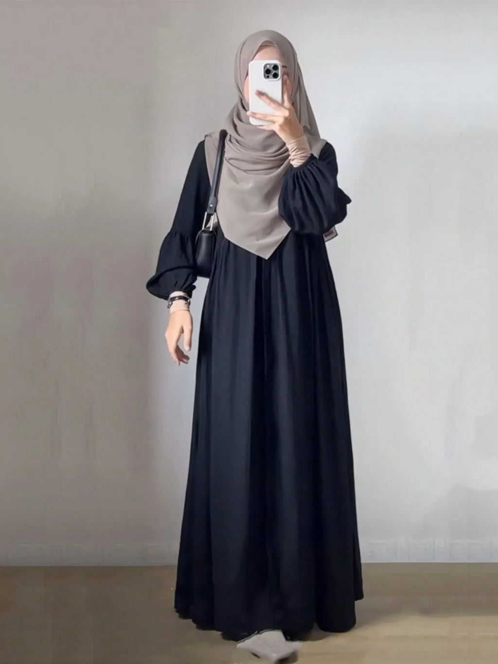 Simple and Elegant Black Abaya Robe for Fashionable Muslim Women's Wear